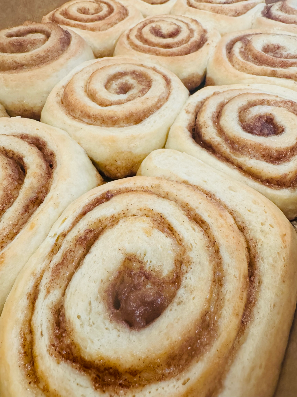 Bananas fosters cinnamon Rolls (4count)