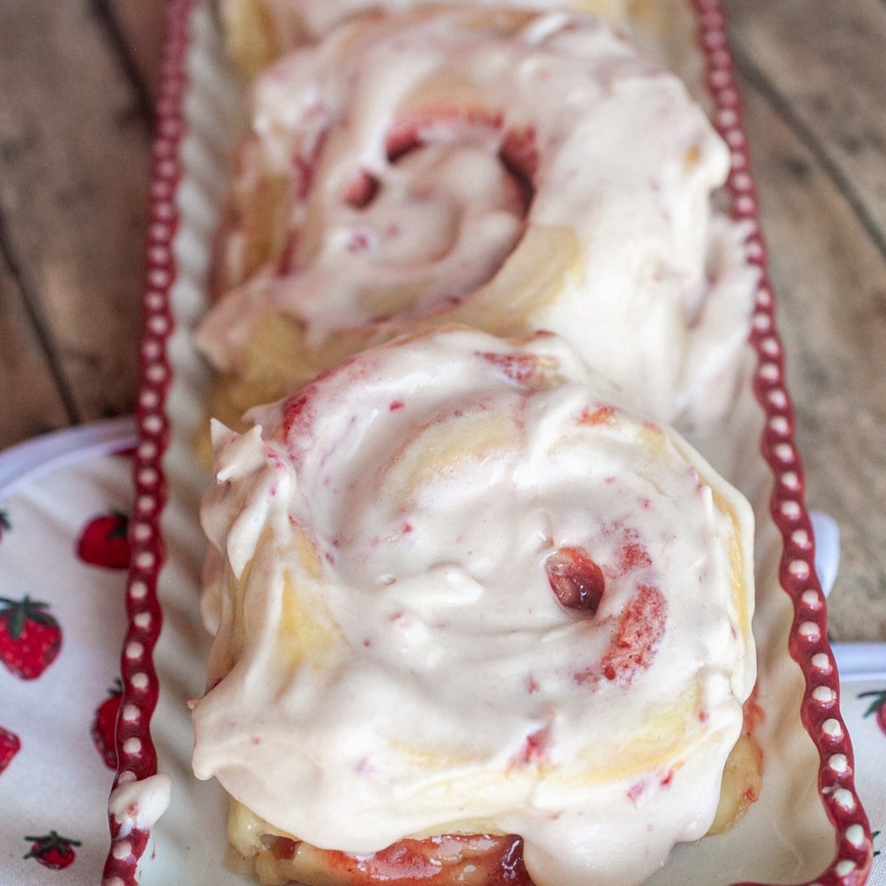 Strawberry roll (individual)