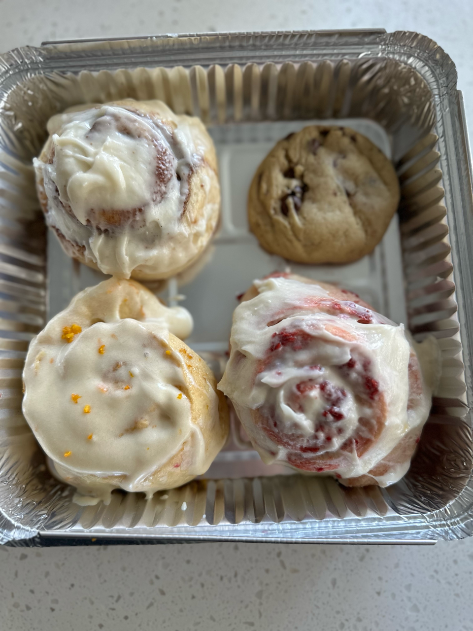 Sweet roll sampler with cookie
