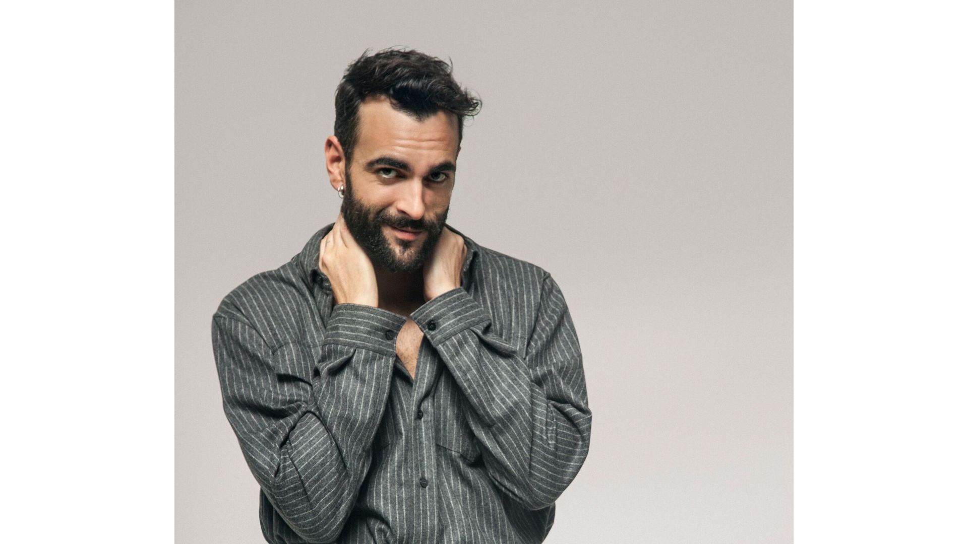 Marco Mengoni torna omaggiando Pino Daniele