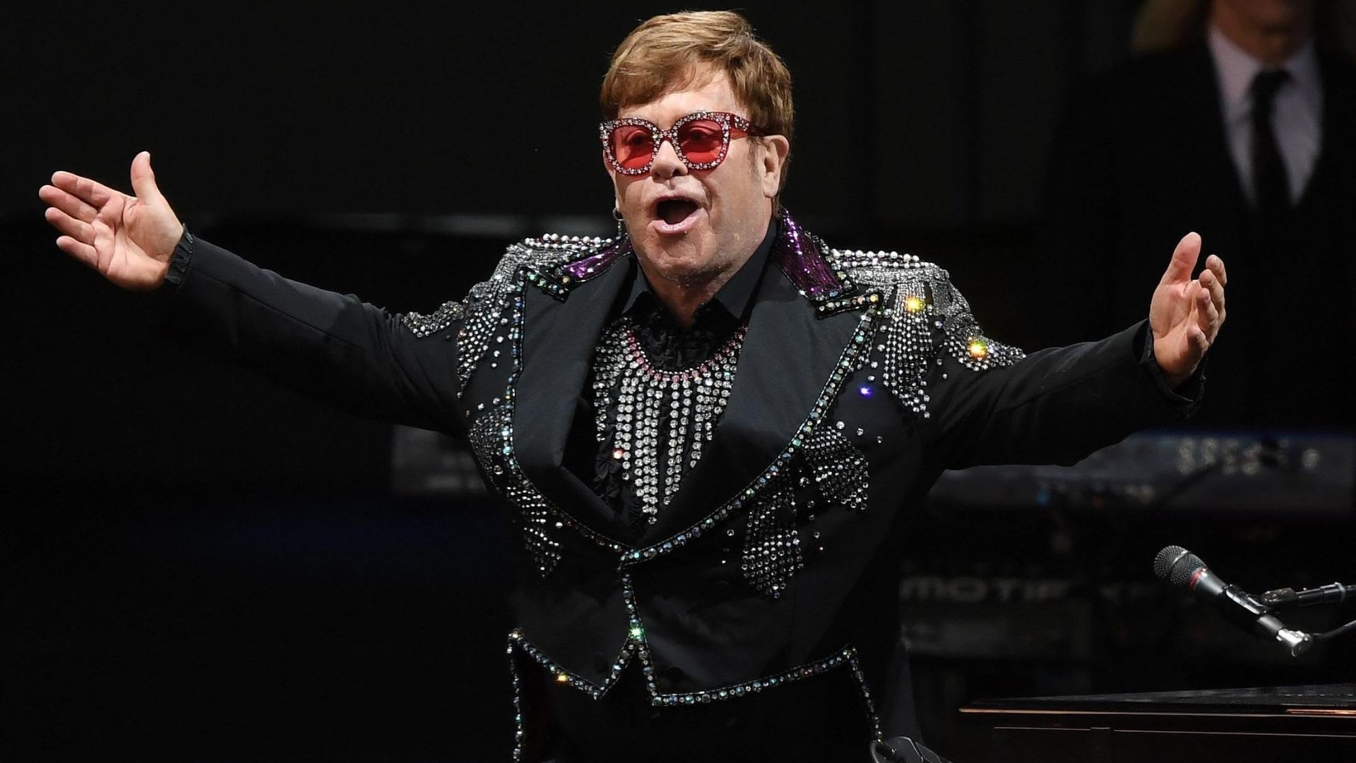 Elton John: occhiali si o no?