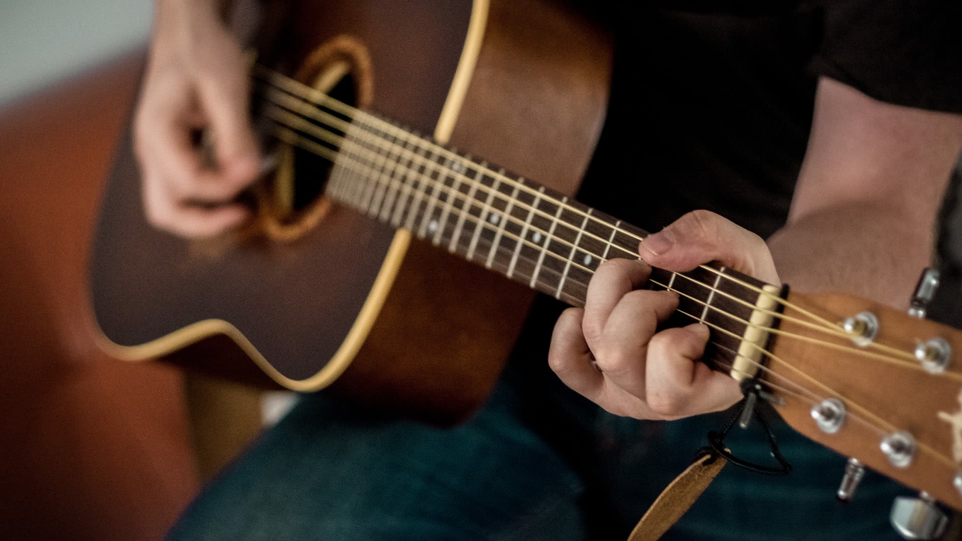 Roma: ragazzo che sappia suonare una chitarra per alcune scene di un film