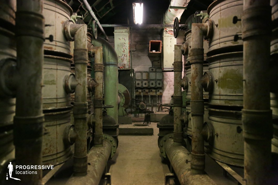 Room with large pipes and tanks, an industrial film and photography location rich in mechanical details.