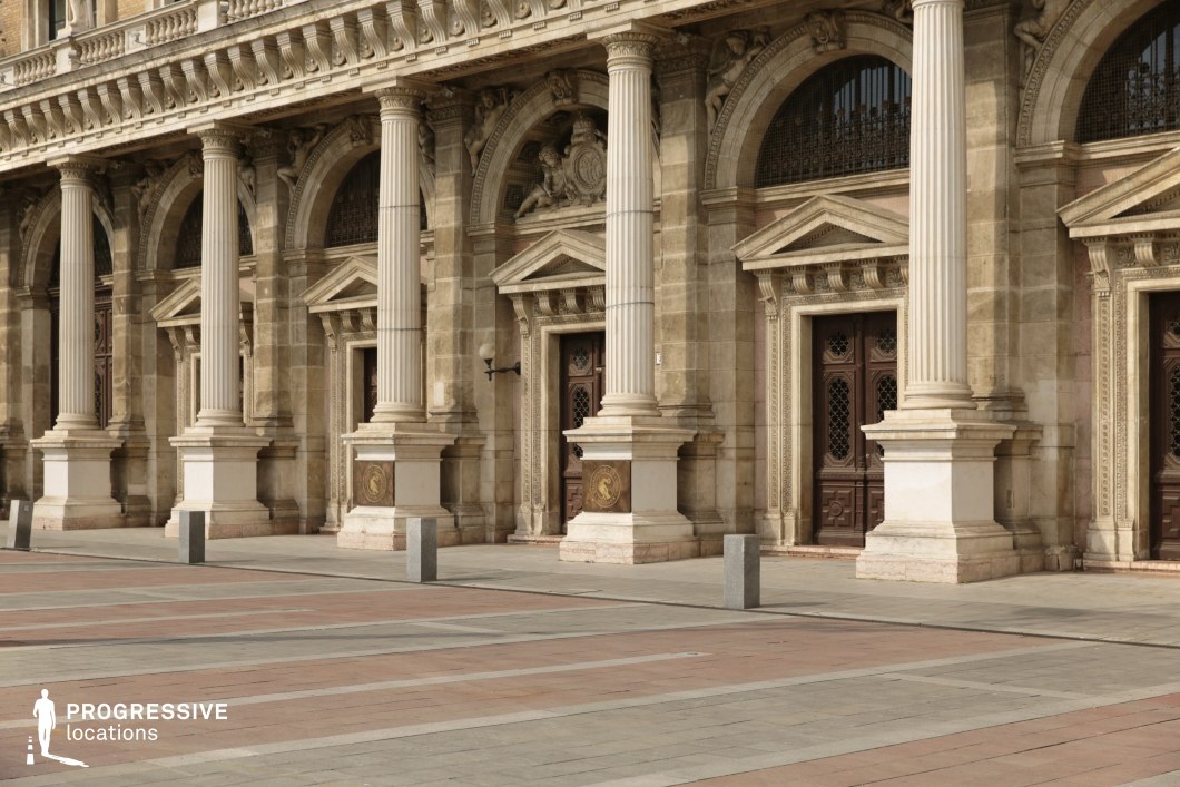 Neoclassical facade with columns and arched entrances as a film and photography location with strong architectural rhythm