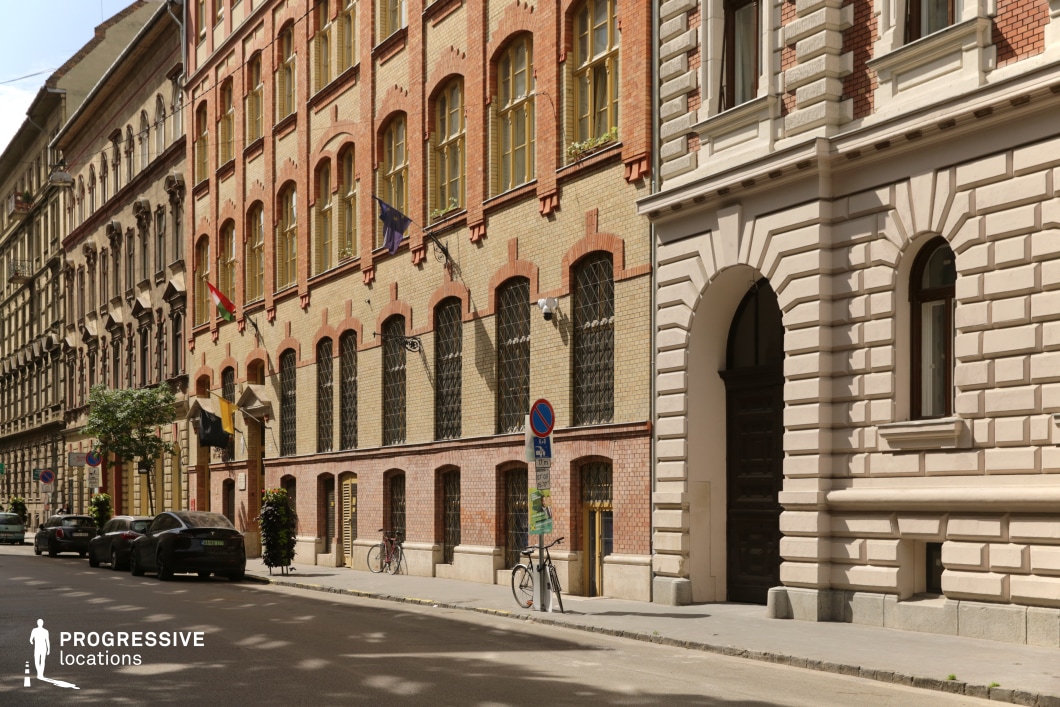 Narrow street lined with historic facades functions as a shooting location for film and photography projects