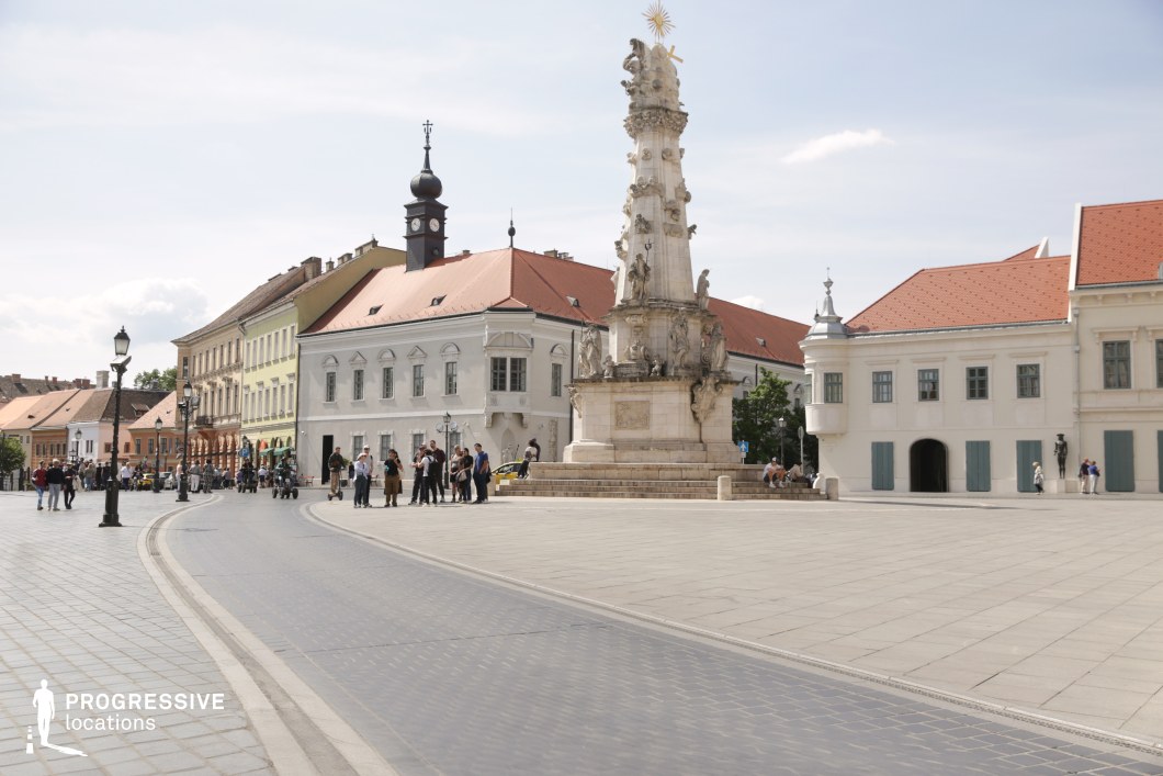 Open square with central monument column, film and photography location with clear sightlines