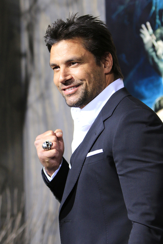 Manu Bennett