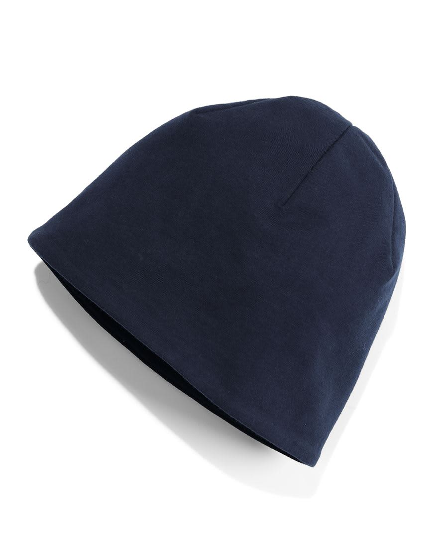 A knitted beanie in navy blue with a snug fit and a simple design. It features a logo on the fabric.