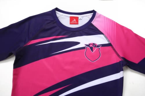 A sports top in navy and pink with a dynamic design and a logo on the front. Features short sleeves and a round neckline.
