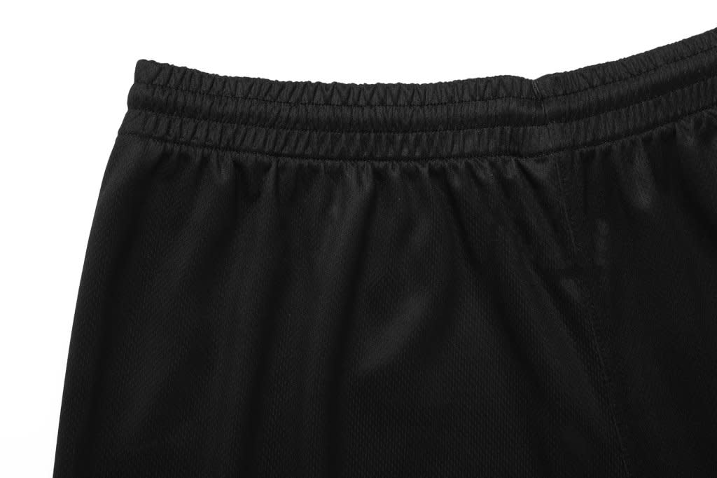 Basketball shorts in black with an elastic waistband. Features a smooth fabric texture and has a brand logo.