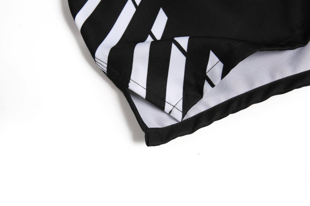 Football shorts in black with a white striped design and a neat finish along the edges. Features a logo.