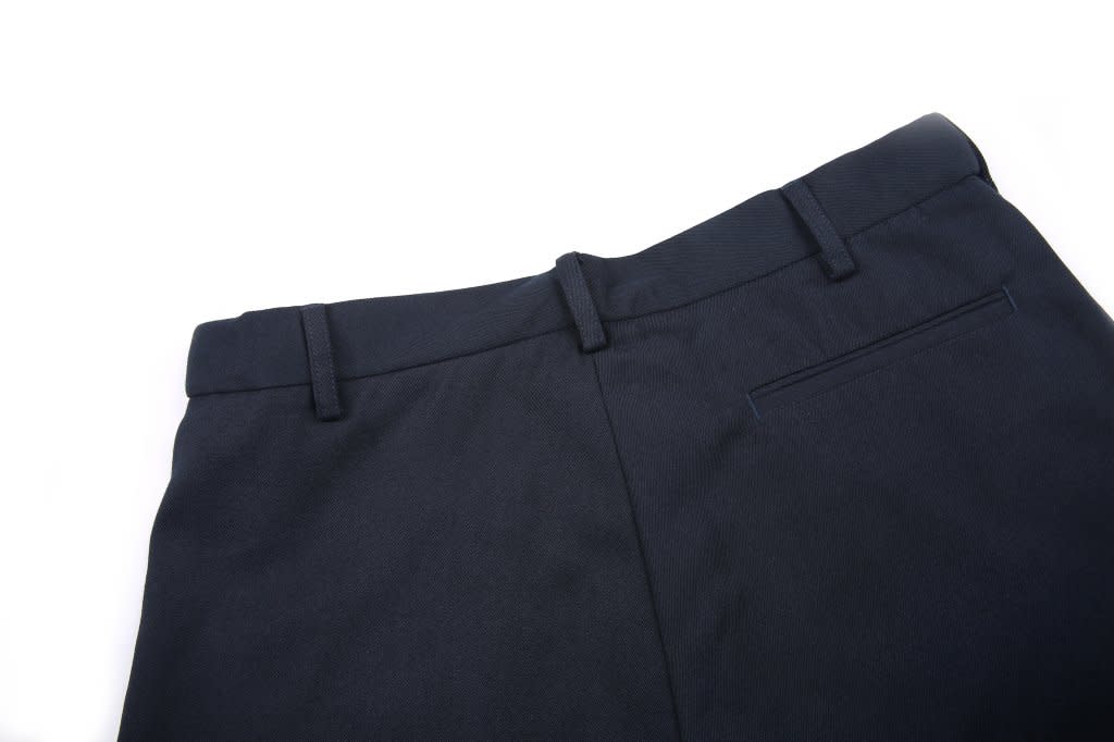 Windbreaker pants in navy blue, featuring a flat waistband and a single back pocket. Includes a logo.