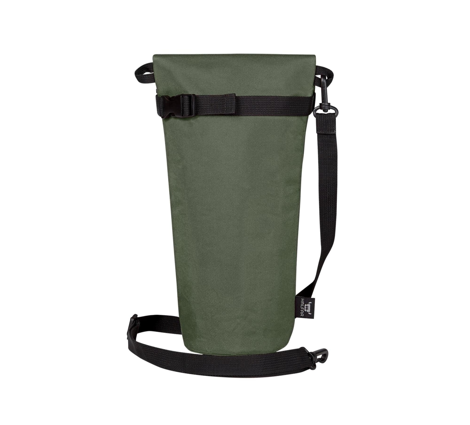A drink bottle thermo bag in olive green, featuring adjustable straps and a secure buckle. Includes a logo.