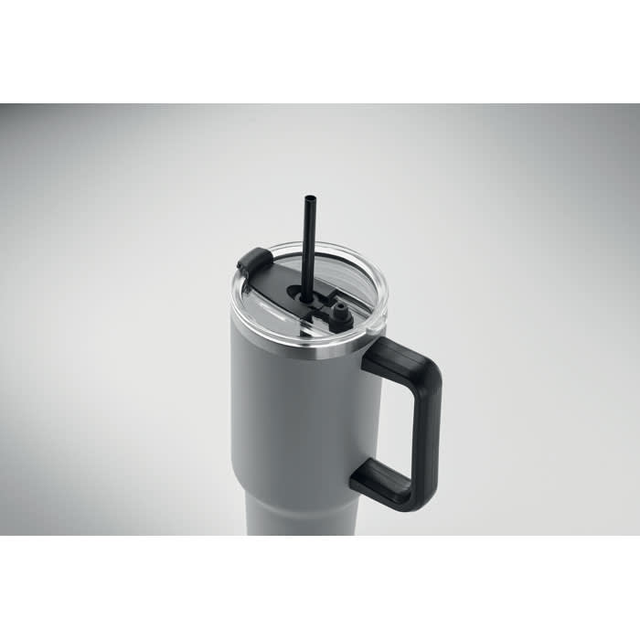 A drink bottle in grey with a black handle, featuring a transparent lid and a straw, includes branding.