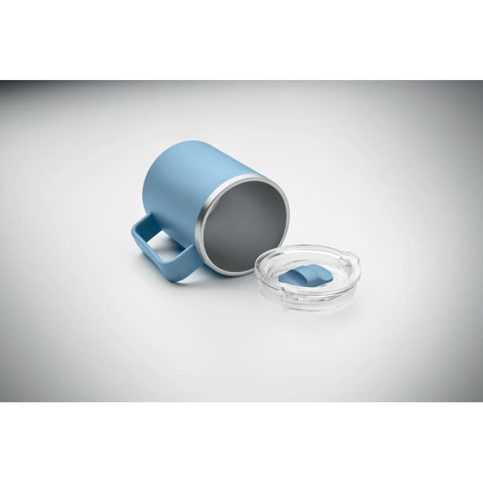 A drink bottle in light blue with a handle and a clear lid, featuring a silver interior.