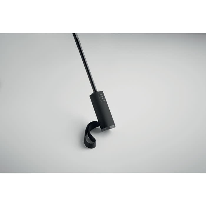 A drink bottle in matte black with a long straw and a black sleeve, featuring an unobtrusive logo.