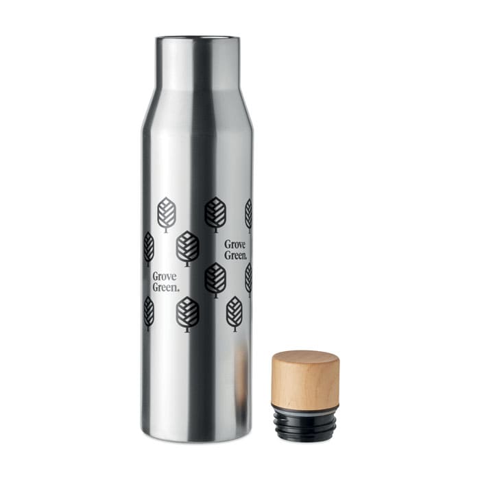 A drink bottle in silver metal featuring a pattern of leaves and a wooden lid. It has a branded logo.