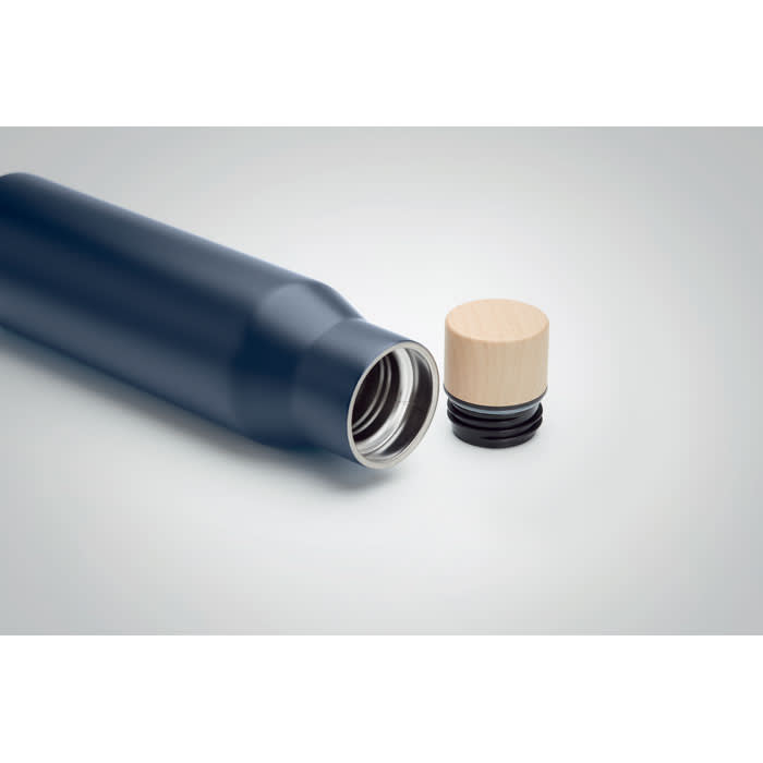 A drink bottle in navy blue with a wooden cap, featuring a metal interior and a branding logo.