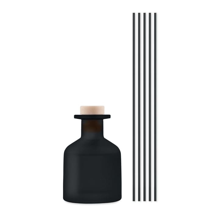 A drink bottle in matte black with a wooden lid, accompanied by four black straws.