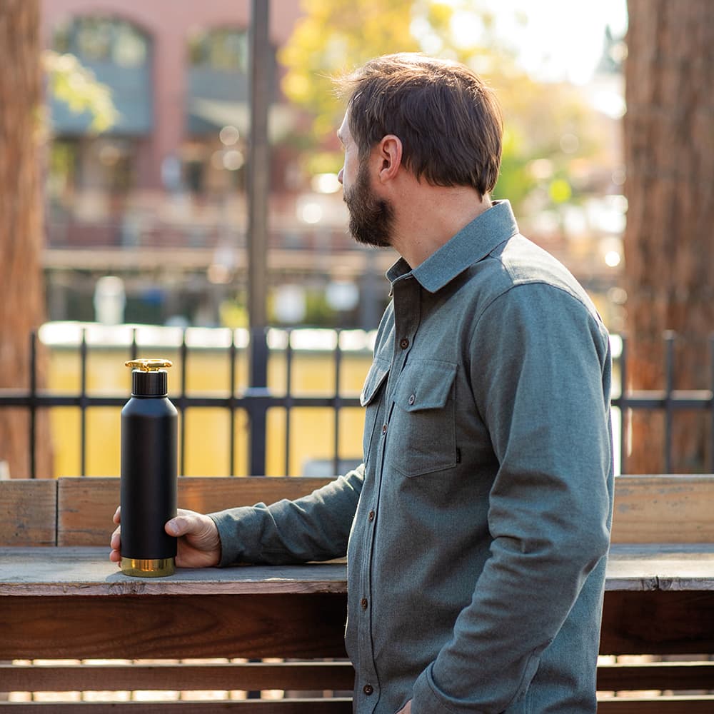 A drink bottle with a black body and gold accents, featuring a wheel-shaped lid and a double wall design.