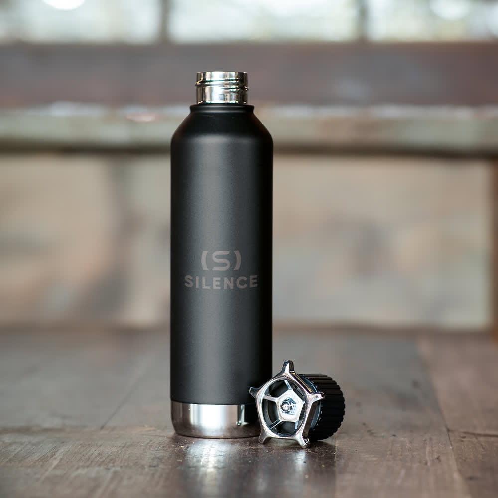 A drink bottle in matte black with a stainless steel base and a wheel-shaped lid. It features a logo.