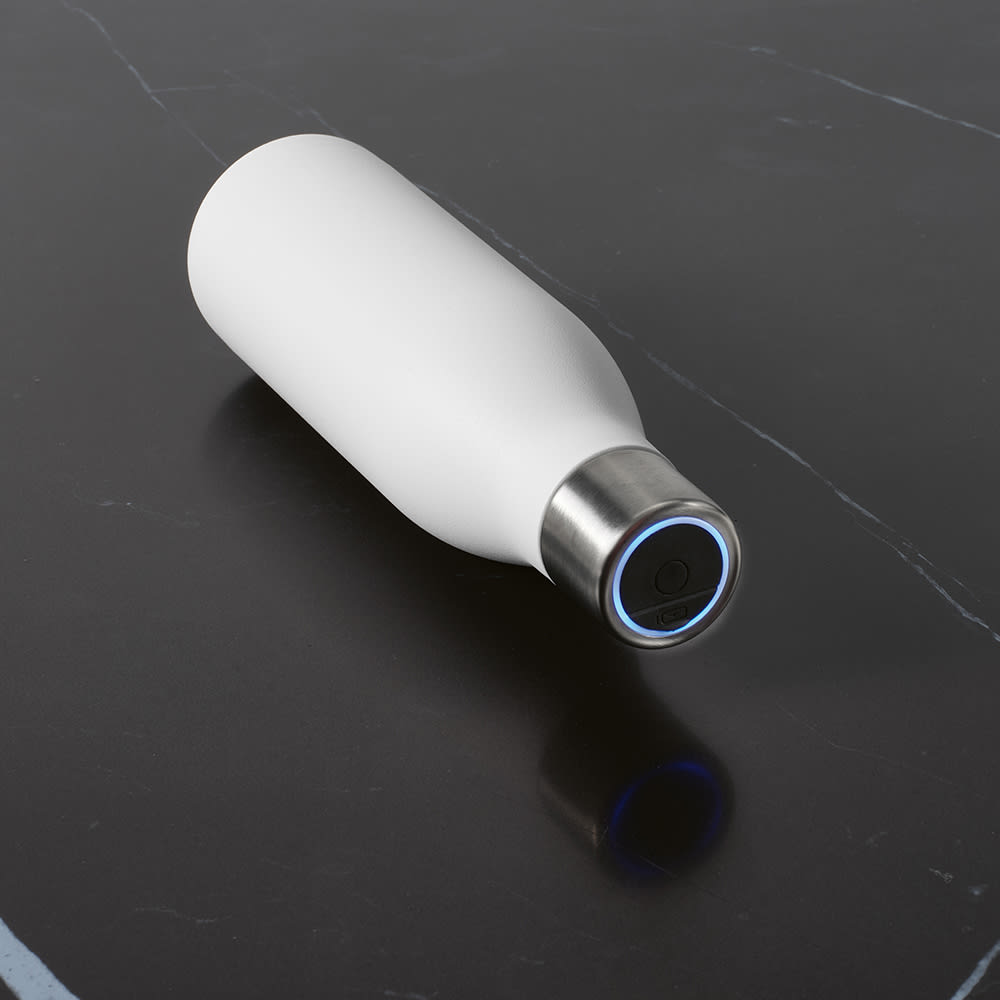A drink bottle in white with a stainless steel base and a blue accent, featuring a sleek design and a logo.