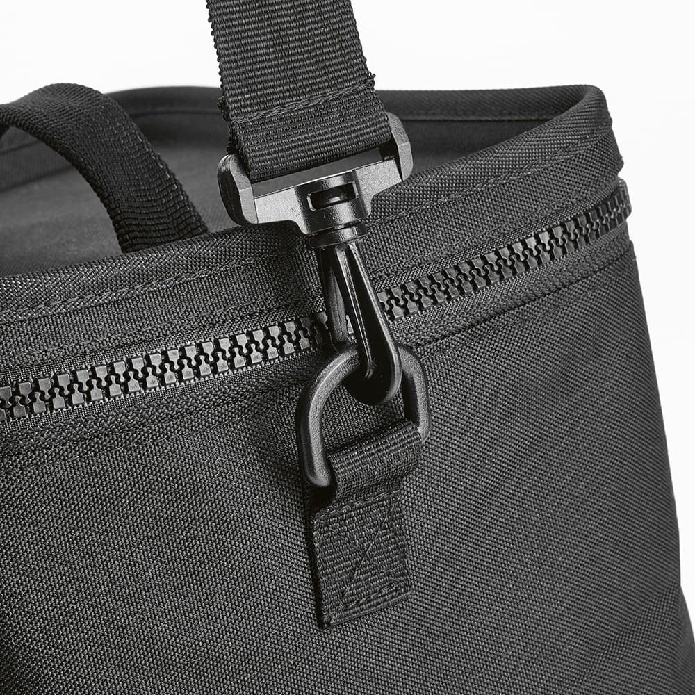 A black cooler bag with a thermo-injected zipper and adjustable strap. It features a durable design suitable for outdoor use.