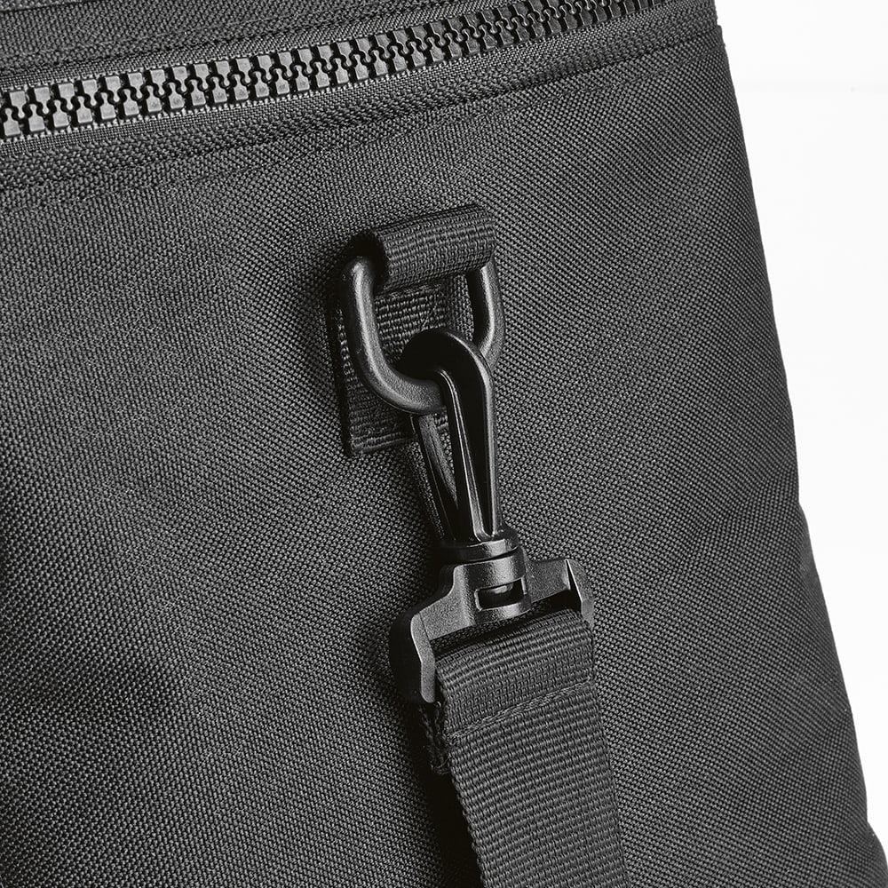 A black cooler bag featuring a thermo-injected zipper and a sturdy attachment clip. It includes a logo on the surface.