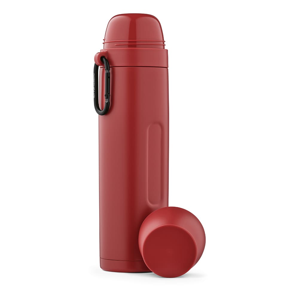 A drink bottle in red with a carabiner, accompanied by two matching cups. It features a simple design and a logo.