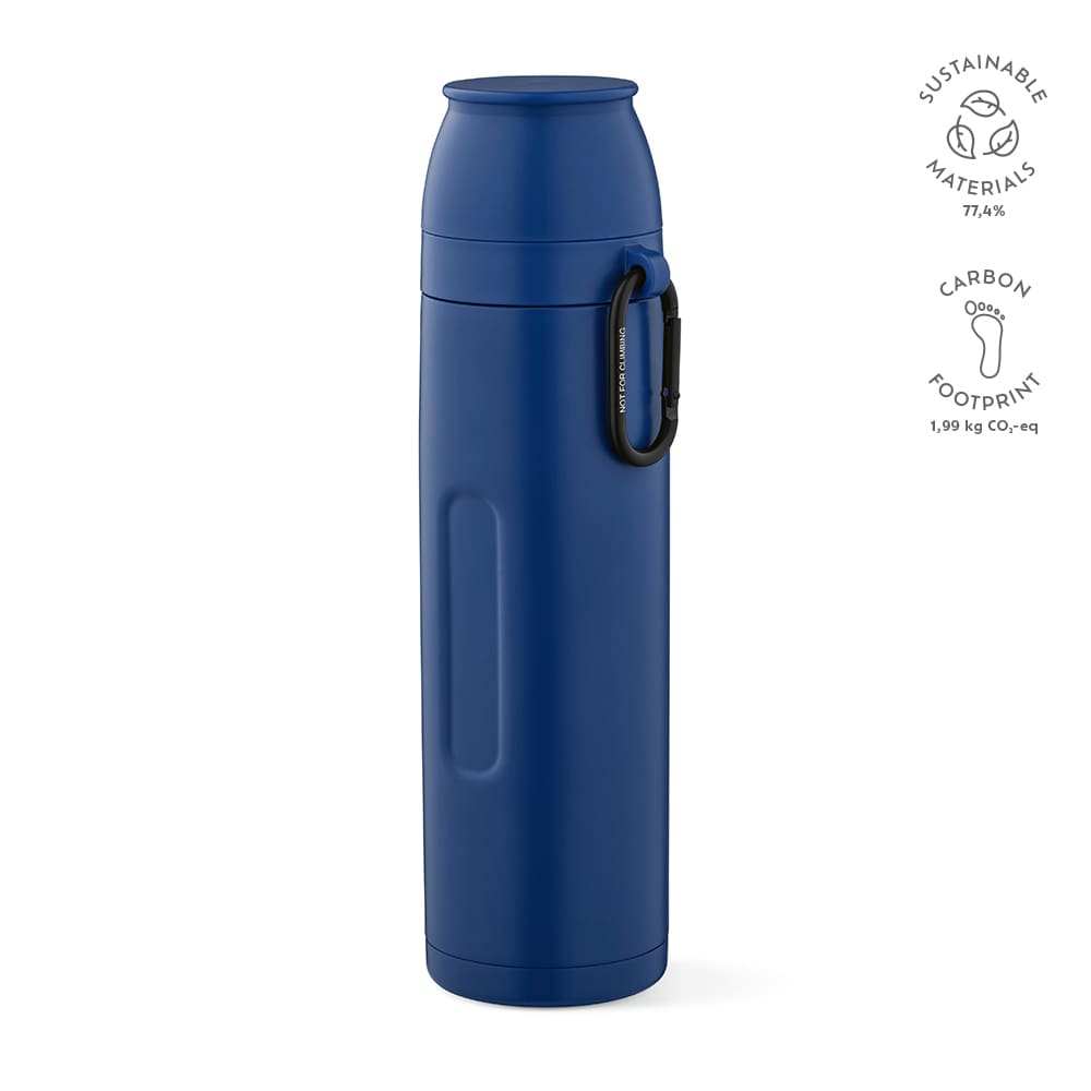 A drink bottle in navy blue with a carabiner and two cups, featuring a logo and sustainable material indicators.
