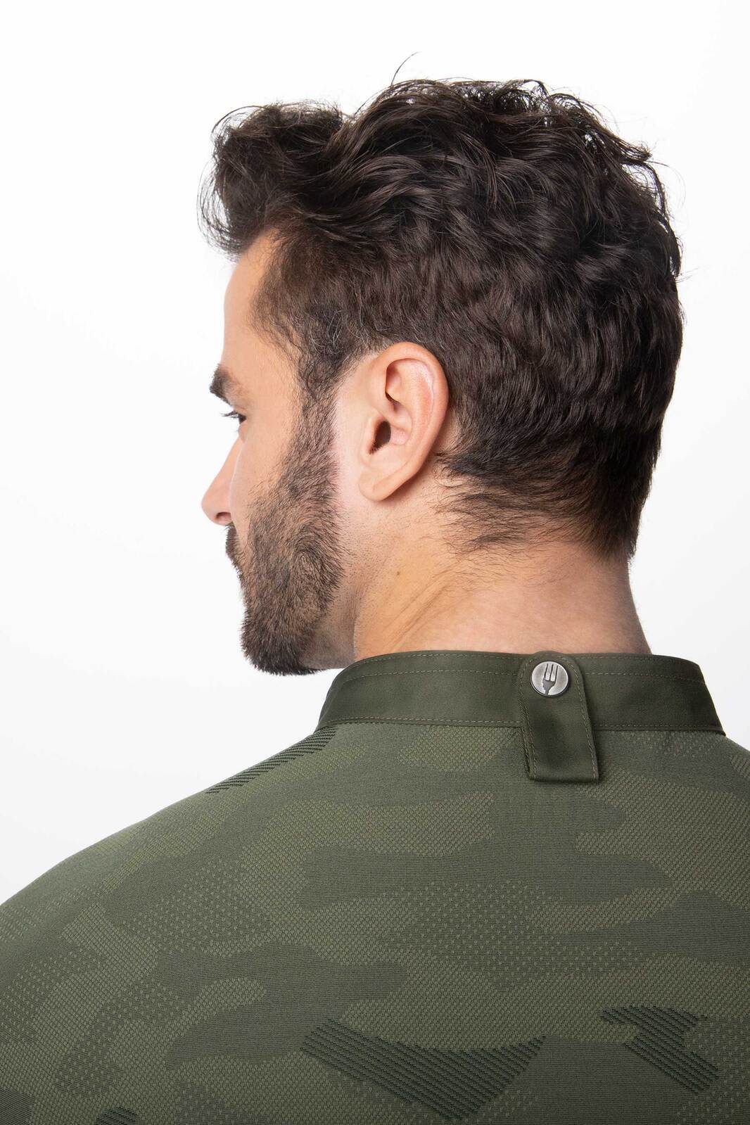 A men's chef jacket in green with a camouflage pattern, featuring a loop at the back and a logo.