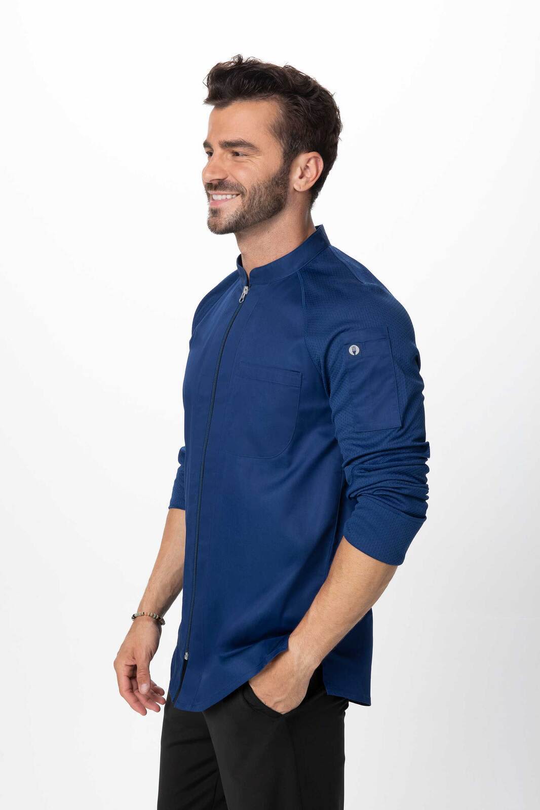 A men's chef jacket in navy blue with a stand-up collar and long sleeves. It features a logo on the sleeve.