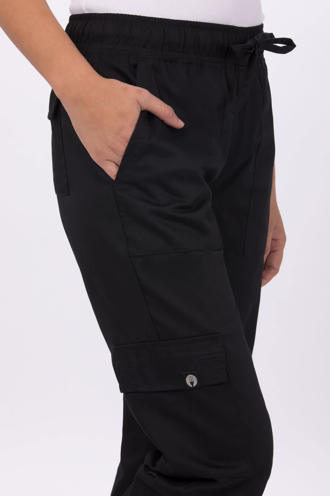 Cargo women’s chef pants in black, featuring side pockets and an elastic waistband. 
