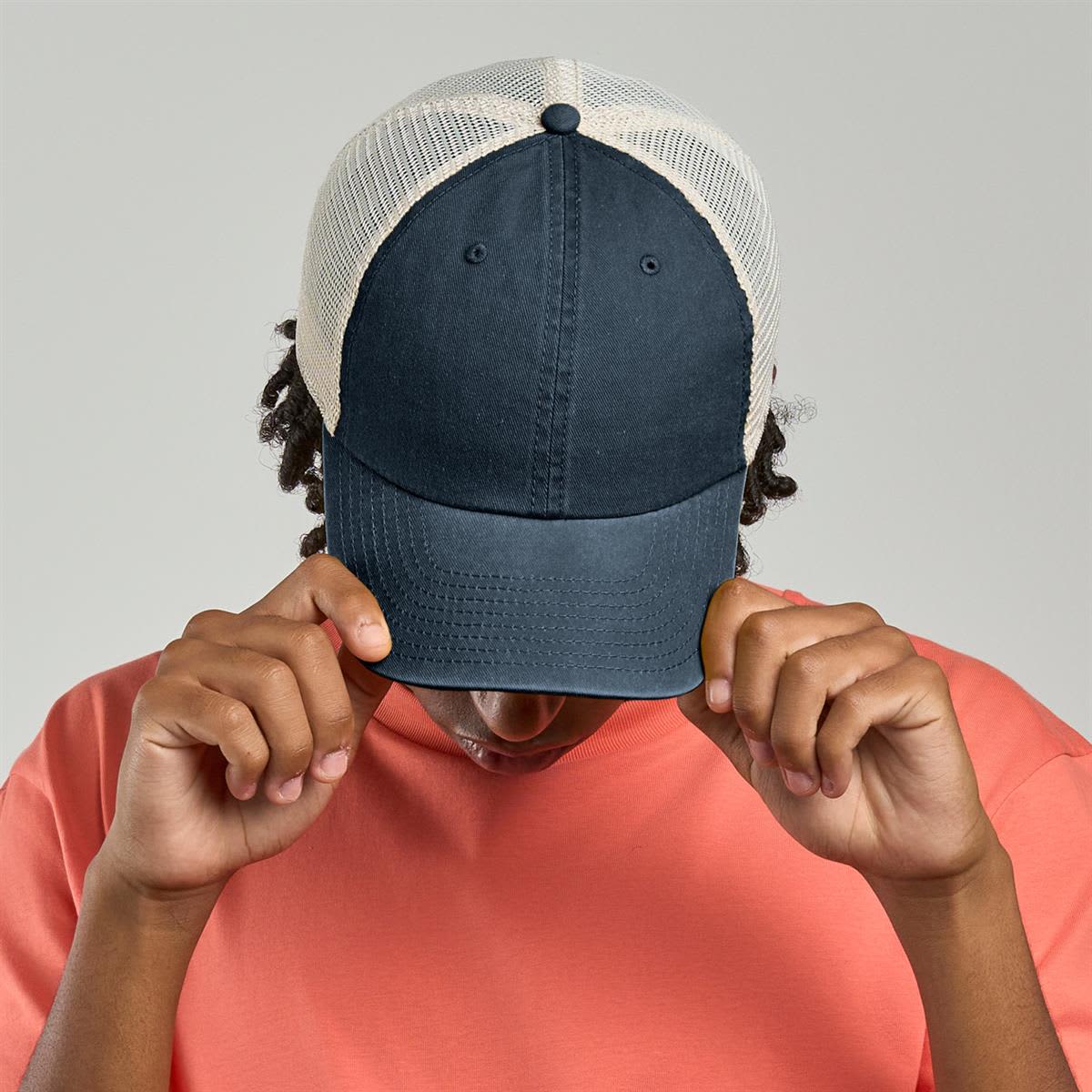 Case Trucker LE-A2100 A navy blue trucker cap with a light-coloured mesh backing. It features a logo on the front.