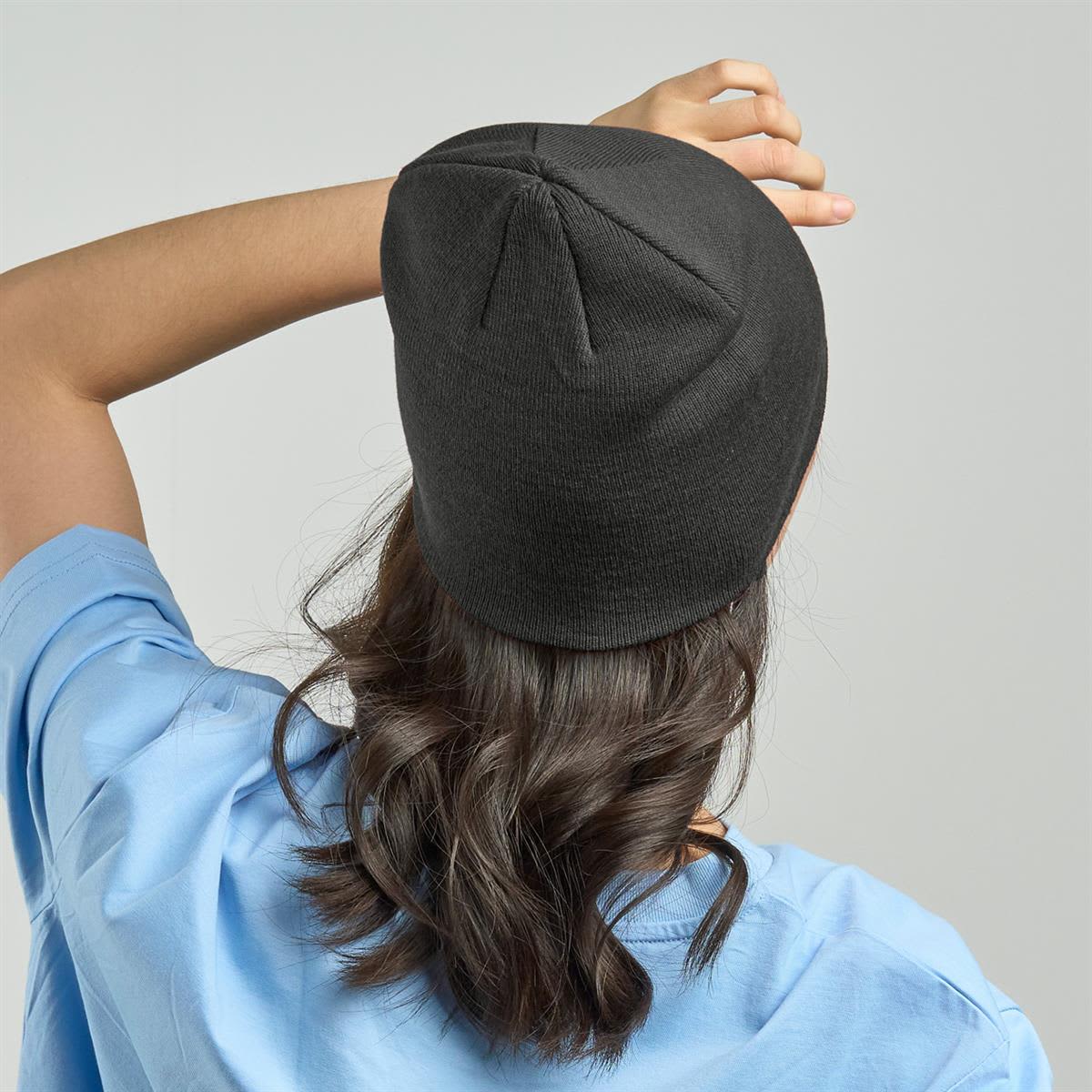 Holly Polylana Beanie LE-A4570 A black beanie styled on a person’s head, with their hair cascading down their back.