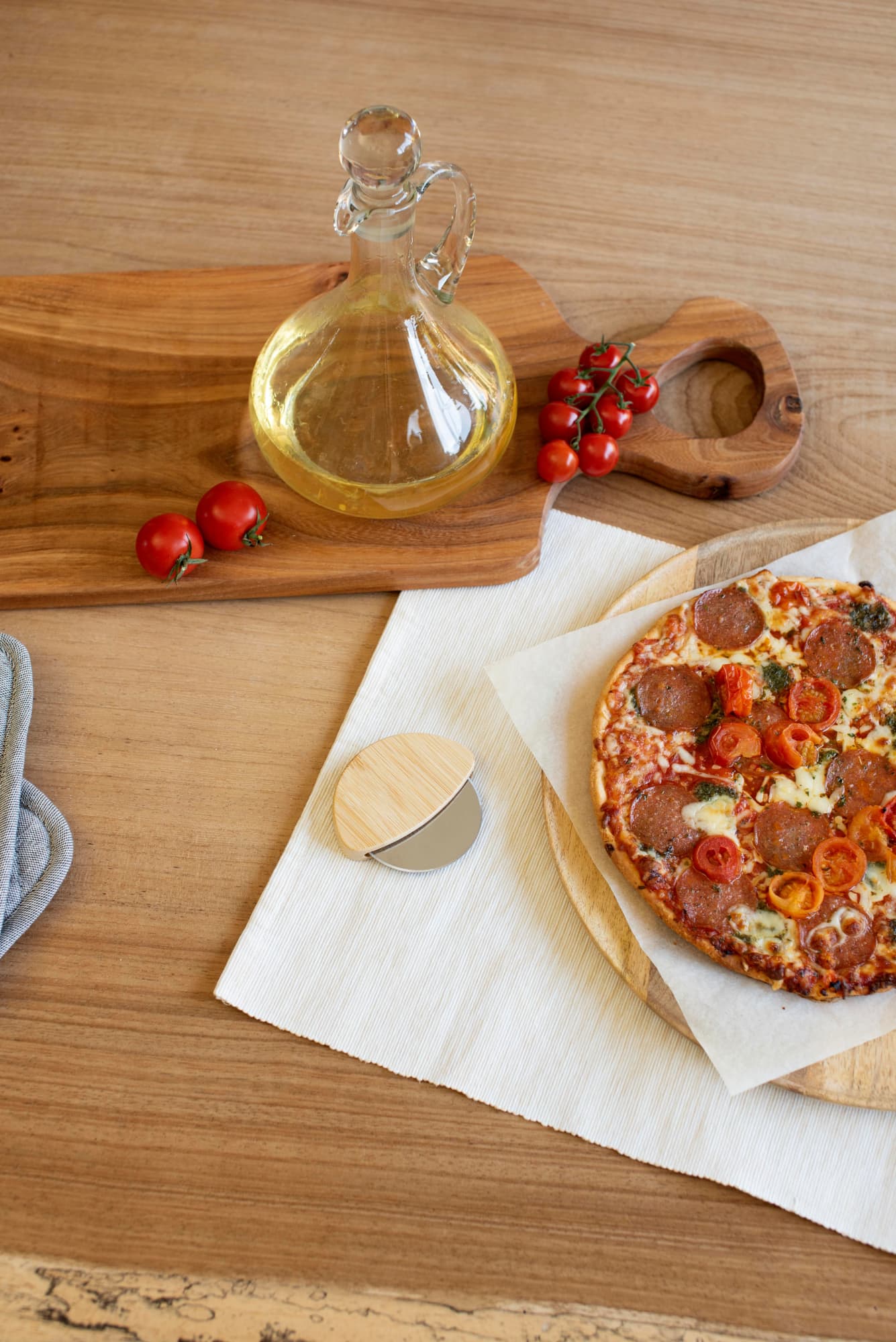 Bamboo pizza cutter Ian