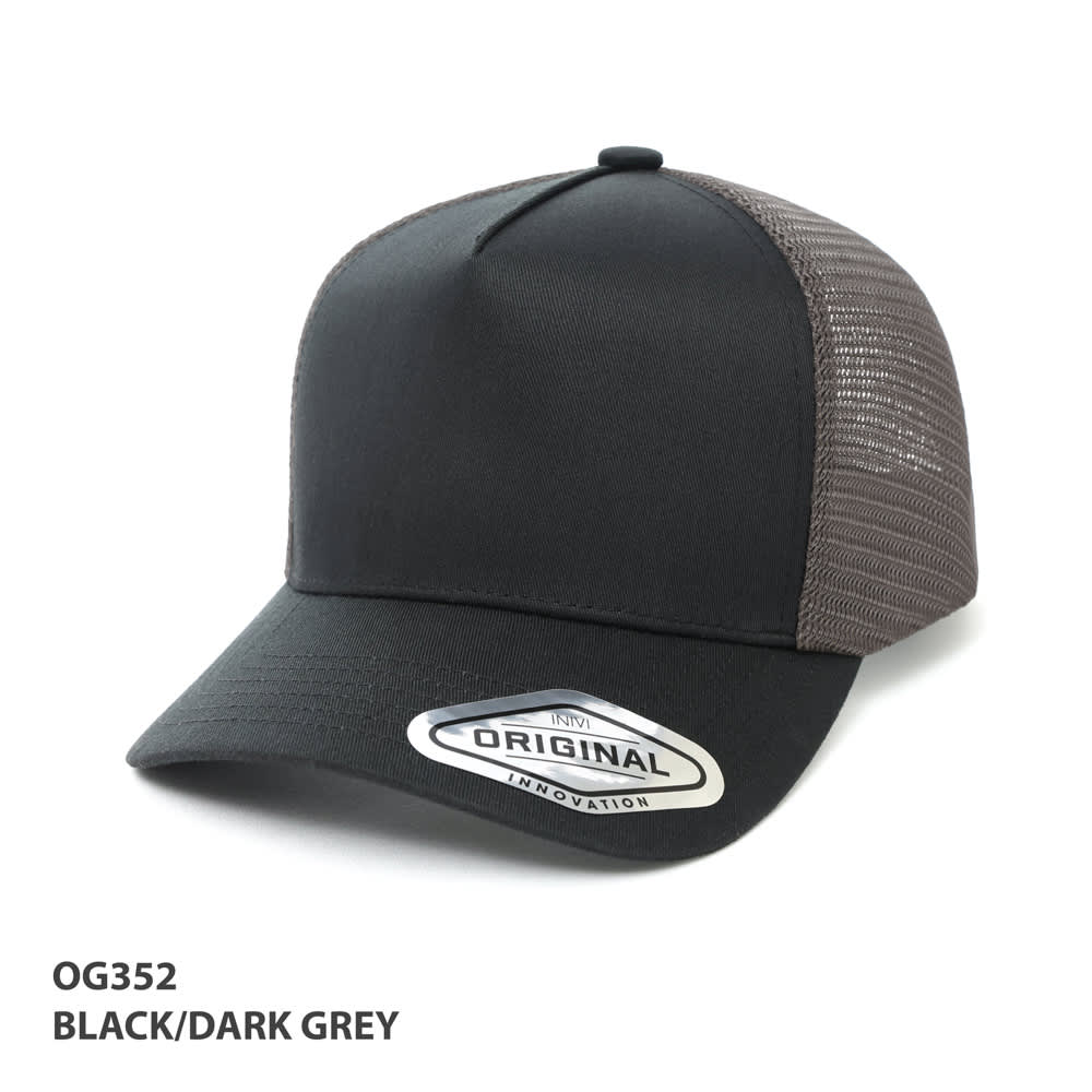 A-Frame Seamless Mesh Cap GR-OG352 A black and dark grey seamless mesh cap featuring a curved brim and a logo on the front.