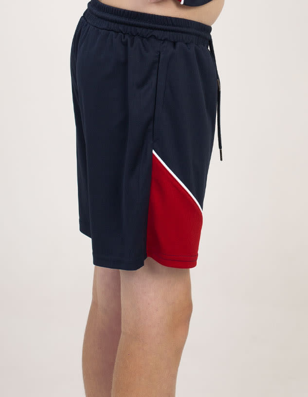 Sports shorts in navy blue with a red accent, featuring an elastic waistband and drawstring. Includes a logo.