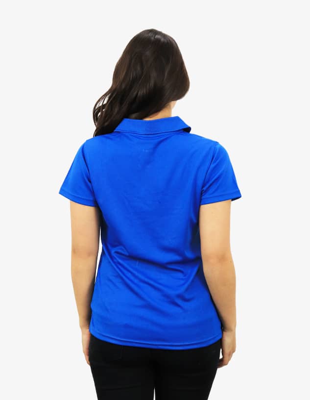 A blue polo shirt is displayed on a model viewed from the back. The shirt features a logo on the collar.