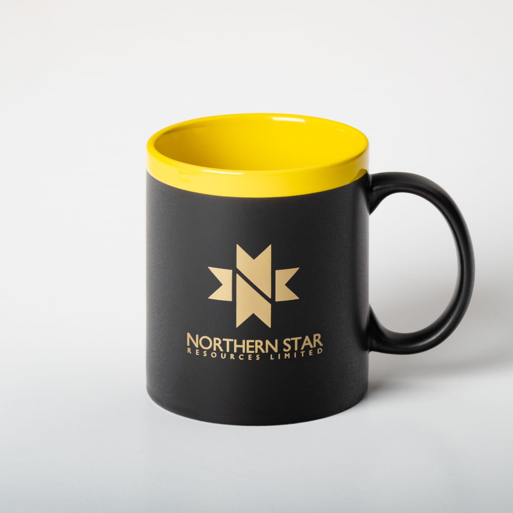 A drink bottle featuring a black exterior, yellow interior, and a logo on the front.
