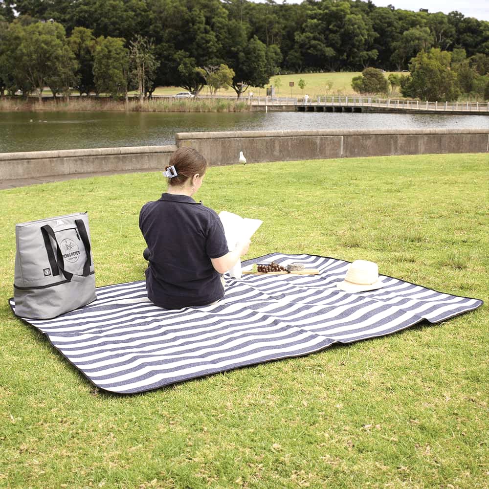 Día De Campo Rug with waterproof backing