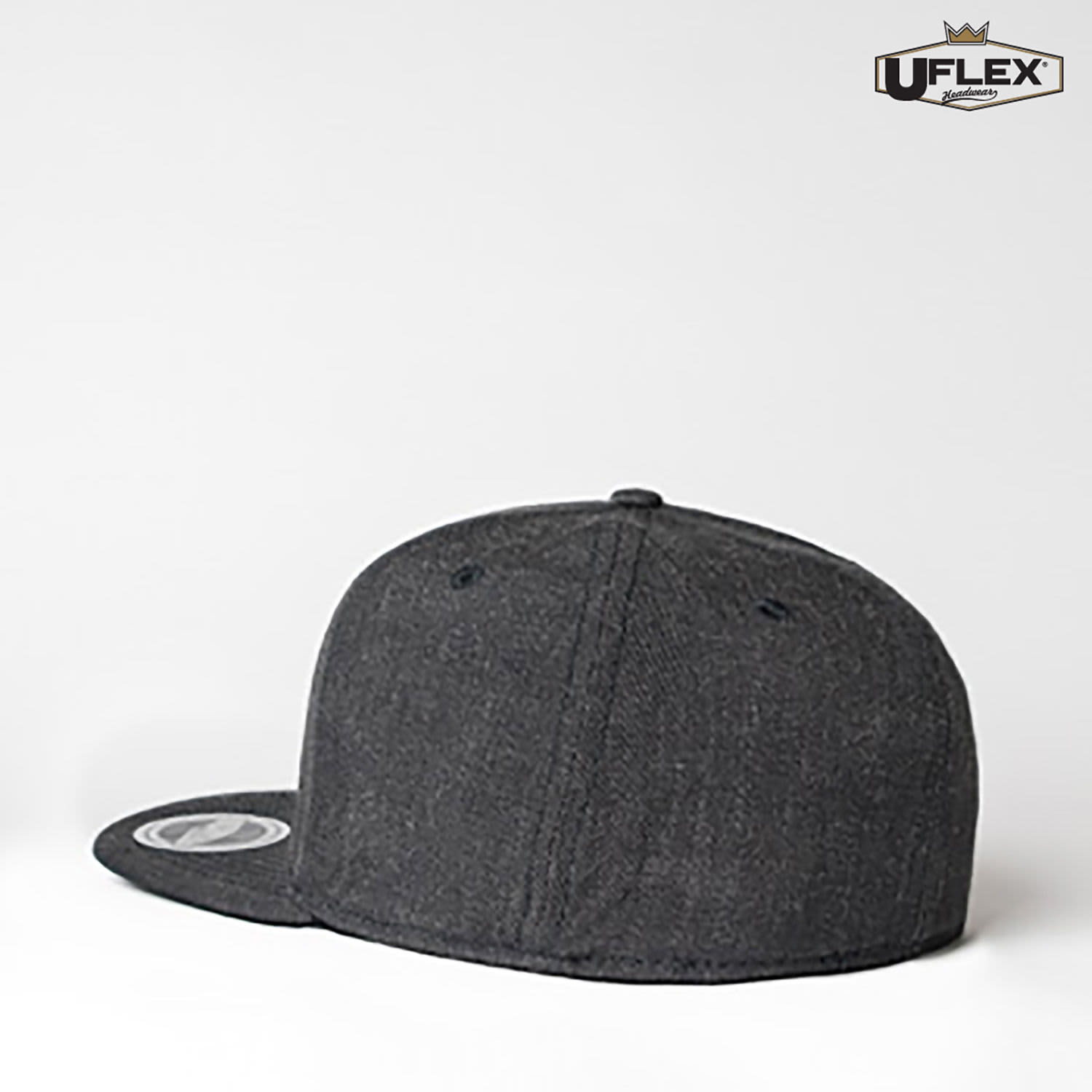 A dark grey flat peak cap with six panels and a logo on the side. Suitable for casual wear.