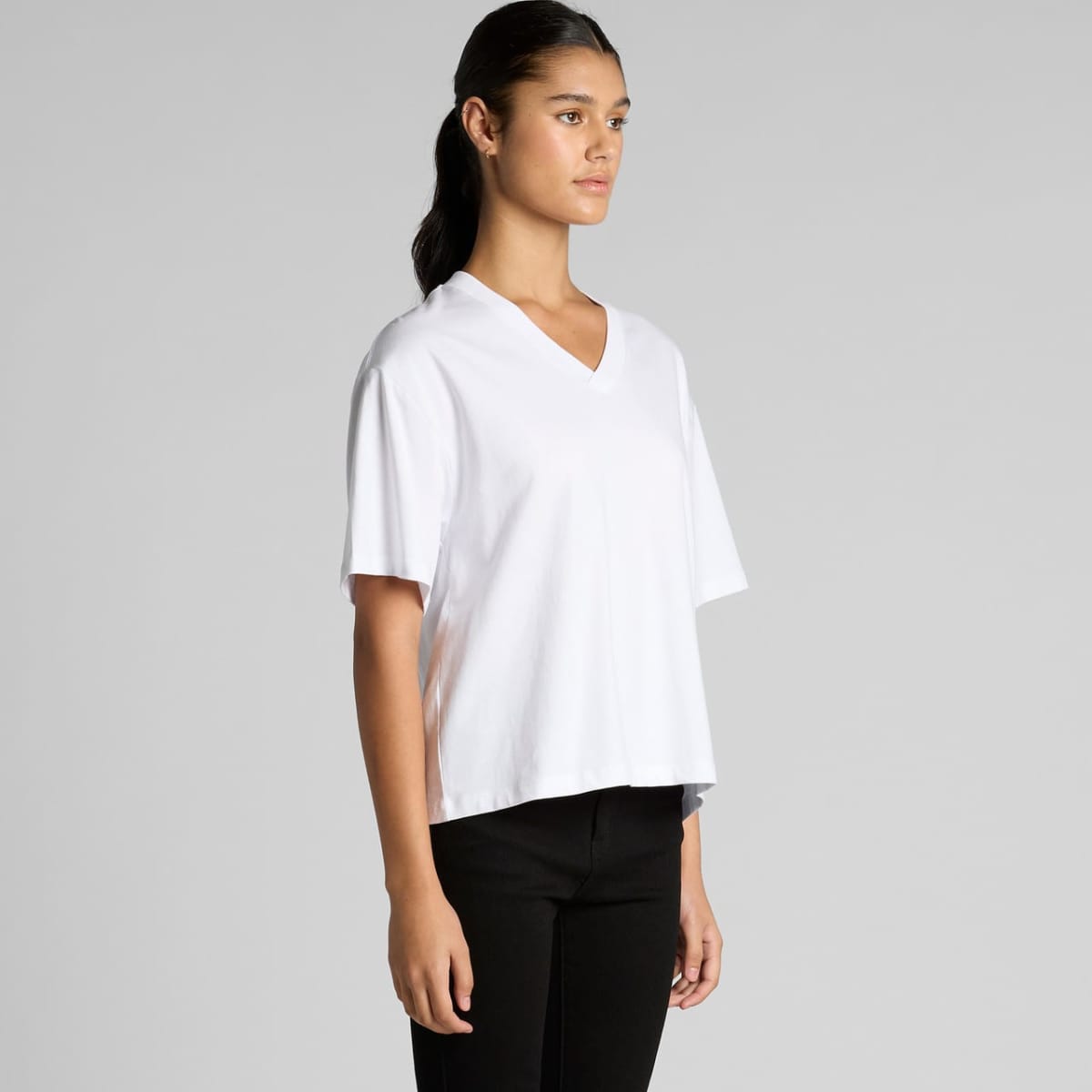 4095_wos_martina_v_neck_tee_turn__28615.1713394099.1280.1280