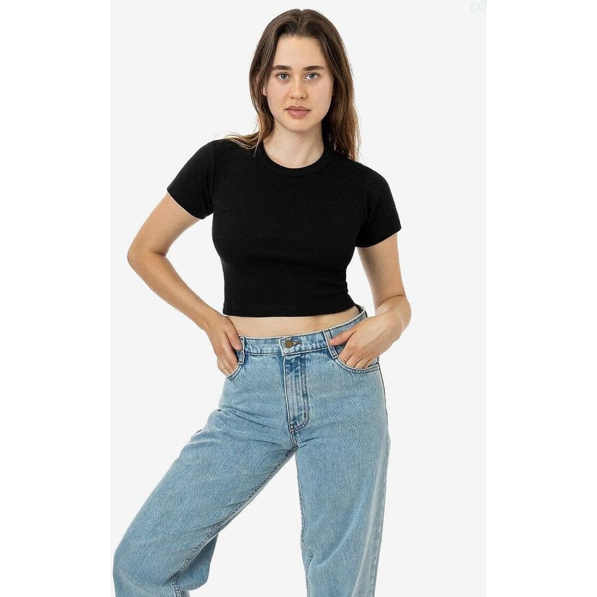 A black mid-length baby rib crewneck tee displayed on a model, paired with light blue jeans.