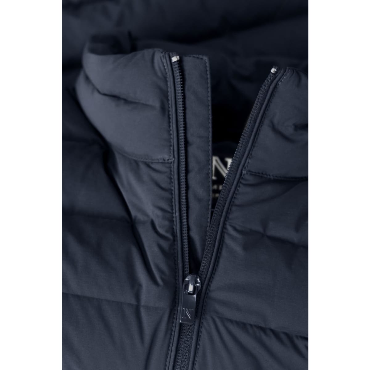 avalon_women_navy_closeup_1