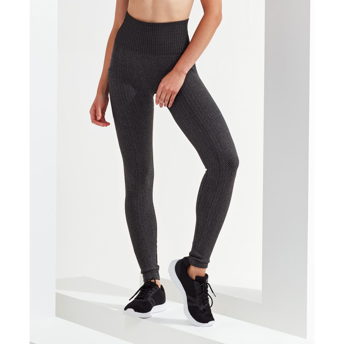 Knitted city leggings in a dark grey colour, featuring a high waistband and a fitted style, paired with black sneakers.