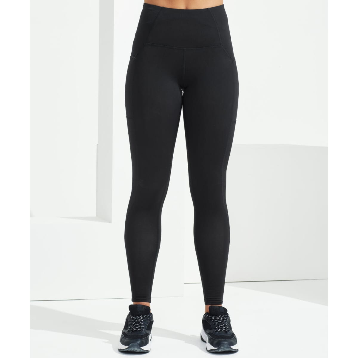 Black outdoor leggings with a high waistband, paired with athletic shoes. The product features a branding logo.
