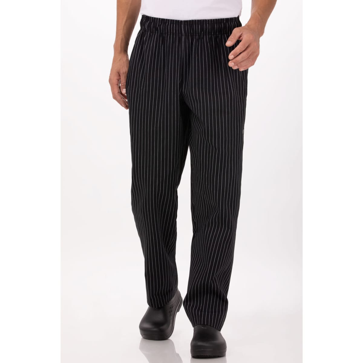 Baggy chef pants in black with white stripes, featuring an elastic waistband and relaxed fit. Includes a logo.