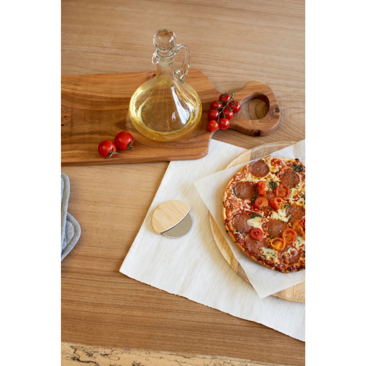 Bamboo pizza cutter Ian