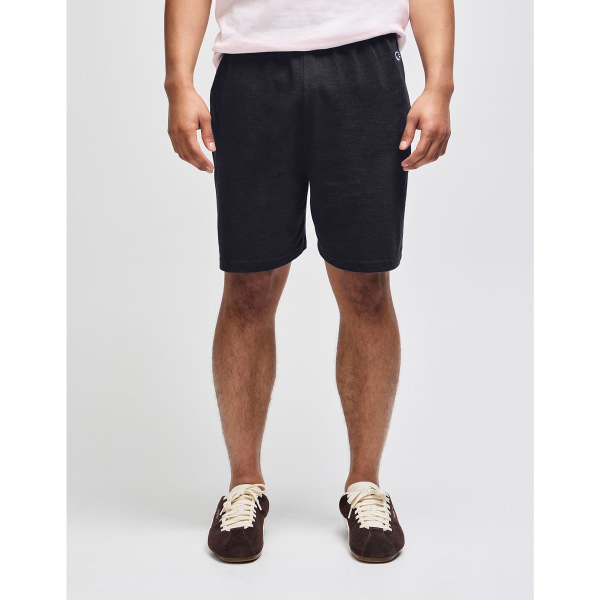 Cotton gym shorts in dark grey, featuring an elastic waistband and a logo on the side. Suitable for sports activities.